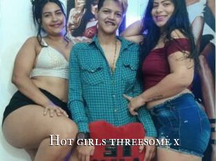 Hot_girls_threesome_x
