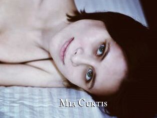 Mia_Curtis
